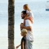 Thiago Lacerda se divertiu com os filhos, Gael e Cora durante passeio na Lagoa Rodrigo de Freitas, no Rio de Janeiro