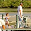 Thiago Lacerda se divertiu com os filhos, Gael e Cora durante passeio na Lagoa Rodrigo de Freitas, no Rio de Janeiro