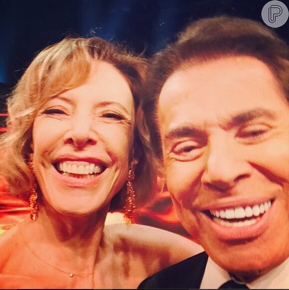 Silvio Santos posou para uma foto 'selfie' ao lado de Marília Gabriela. Os apresentadores se encontraram nesta quarta-feira, 23 de abril de 2014, durante a gravação do 'Troféu Imprensa'