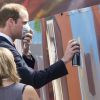 Kate Middleton e o príncipe William surpreenderam ao fazer coisas inusitadas durante um passeio na Austrália. A duquesa brincou de DJ, enquanto o príncipe grafitou um muro