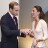 Kate Middleton e o príncipe William surpreenderam ao fazer coisas inusitadas durante um passeio na Austrália. A duquesa brincou de DJ, enquanto o príncipe grafitou um muro