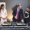 Príncipe William também se arriscou ao tentar tocar como DJ
