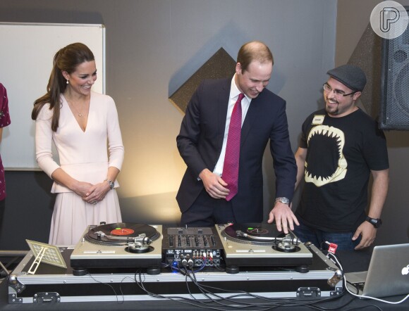 Príncipe William também se arriscou ao tentar tocar como DJ