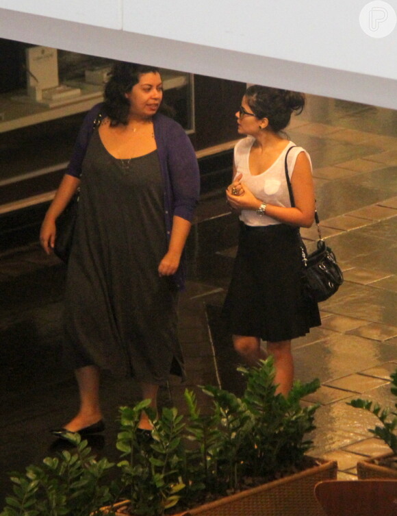 Vanessa Giácomo passeia com amiga no Rio de Janeiro, em 23 de abril de 2014