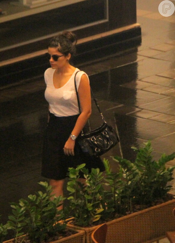 Vanessa Giácomo usa look simples  para ir a shopping no Rio