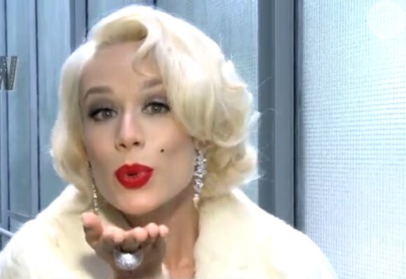 Mariana Ximenes se vestiu de Marilyn Monroe durante o programa 'Video show' e cantou parabéns para o amigo, o apresentador Zeca Camargo