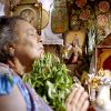 Mãe Benta (Teuda Bara) concorda em abrigar Serelepe (Tomás Sampaio) em sua casa, a pedido de Pituca (Geytsa Garcia) em 'Meu Pedacinho de Chão'