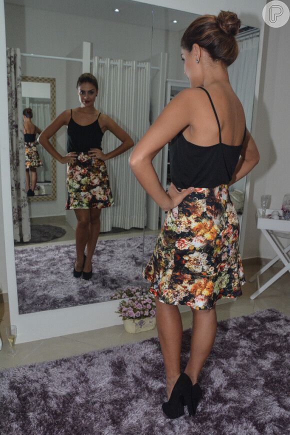 Paloma Bernardi usa saia estampada mostra elegância em evento 