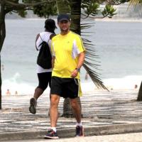 Marcelo Serrado mantém a boa forma caminhando na orla de Ipanema, no Rio