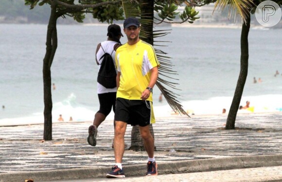 Marcelo Serrado foi flagrado caminhando na orla da praia de Ipanema, na zona sul do Rio, nesta quinta-feira, 24 de janeiro de 2013