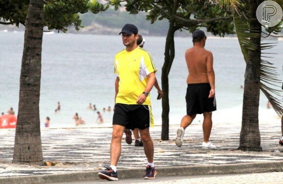 Marcelo Serrado investe bastante nos exercícios e sempre é visto fazendo algo de diferente na praia