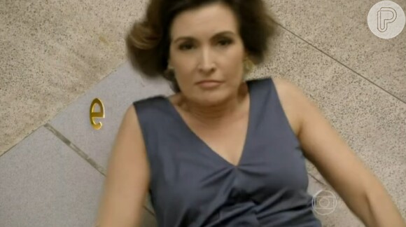 Fátima Bernardes levanta cheia de glamour após ficar caída abaixo da escada; cena foi feita nesta quinta-feira, 24 de abril, para o humorístico 'Tá no Ar: A TV na TV'