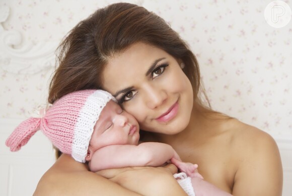 Nivea Stelmann posou para fotos com sua filha recém-nascida Bruna, quando ela estava com apenas 20 dias