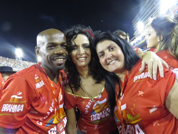 Renato Sorriso e a mulher no sambódromo do Rio com a atriz Claudia Ohana
