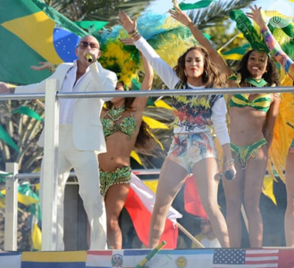Pitbull também gravou a música 'We Are One' com Jennifer Lopez e Claudia Leitte