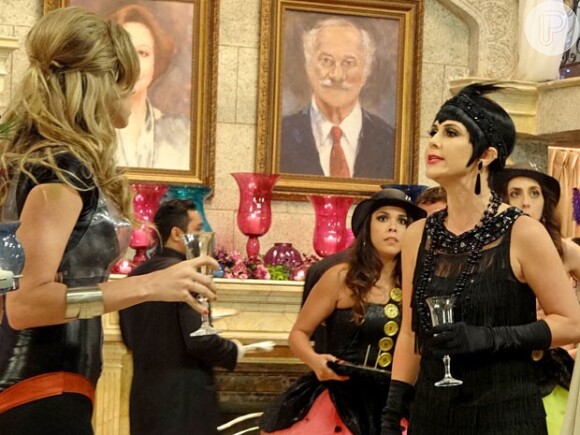 Manoela (Guilhermina Guinle) faz um escândalo e acusa Vânia (Luana Piovani) de ser amante de Fábio (Paulo Rocha) em 'Guerra dos Sexos'