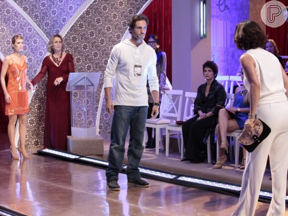 Manoela (Guilhermina Guinle) arma um barraco e desmascara Juliana (Mariana Ximenes) e Fábio (Paulo Rocha) em 'Guerra dos Sexos'