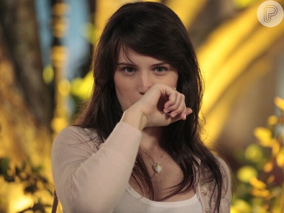 Falsa, Carolina (Bianca Bin) limpa a boca depois de beijar Ulisses (Eriberto Leão), seu namorado no início de 'Guerra dos Sexos'