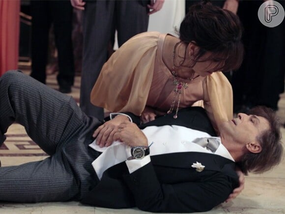 Vitorio (Carlos Riccelli), marido de Roberta (Gloria Pires) morre na festa de casamento do filho em 'Guerra dos Sexos'