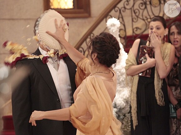 Roberta Leone (Gloria Pires) dá uma tortada na cara de Felipe (Edson Celulari) em 'Guerra dos Sexos'