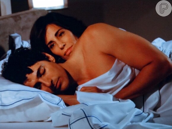 Nando (Reynaldo Gianecchini) e Roberta (Gloria Pires) têm sua primeira noite de amor em 'Guerra dos Sexos'