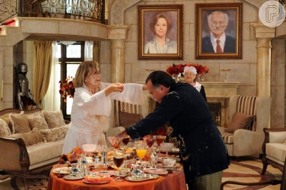Charlô (Irene Ravache) e Otávio (Tony Ramos) jogam comida um no outro, na clássica cena do café da manhã, em 'Guerra dos Sexos'