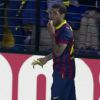 Um torcedor do Villareal tacou uma banana em campo quando Daniel Alves, que joga no Barcelona, ia bater um escanteio. O brasileiro se abaixou, pegou a fruta, comeu um pedaço e continuou a jogar