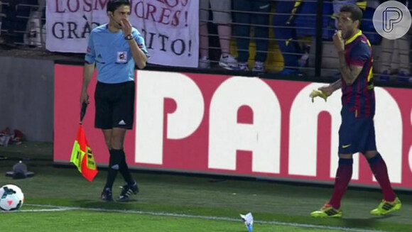 Um torcedor do Villareal tacou uma banana em campo quando Daniel Alves, que joga no Barcelona, ia bater um escanteio. O brasileiro se abaixou, pegou a fruta, comeu um pedaço e continuou a jogar