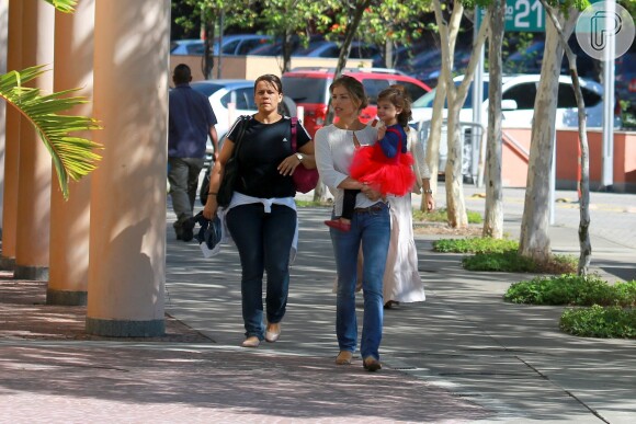 Grazi Massafera passeia com Sofia em shopping do Rio nesta quarta-feira (30 de abril de 2014)