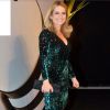 Claudia Abreu usa vestido da estilista Leticia Bronstein e posa sorridente para fotos