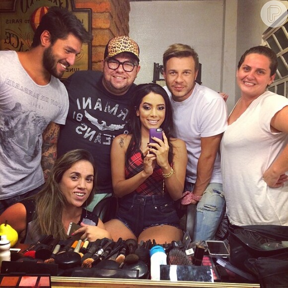 Anitta postou foto com a equipe do ensaio fotográfico no Instagram