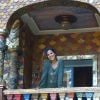 Wanessa posa para fotos na varanda da família Epa, de 'Meu Pedacinho de Chão', cenário da novela das seis da Globo