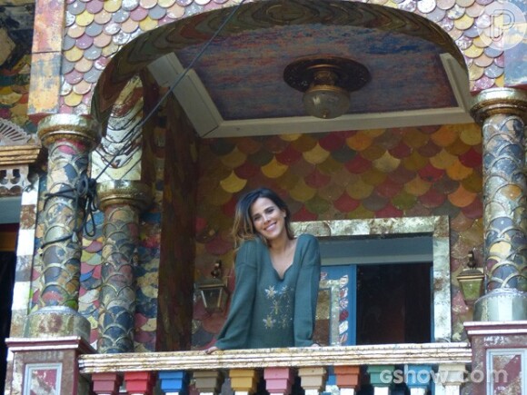 Wanessa posa para fotos na varanda da família Epa, de 'Meu Pedacinho de Chão', cenário da novela das seis da Globo