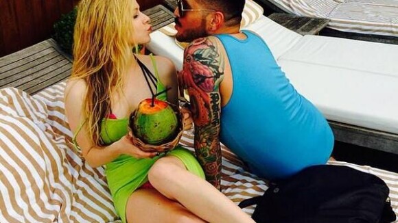 Avril Lavigne bebe água de coco em dia de folga da turnê pelo Brasil