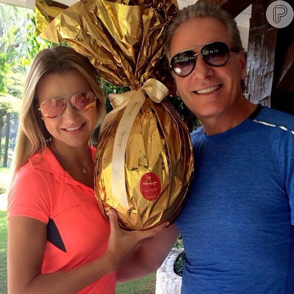 Roberto Justus presenteou a namorada Ana Paula Siebert com o ovo de Páscoa recentement: 'Meu amorzão', escreveu o publicitário em seu perfil no Instagram