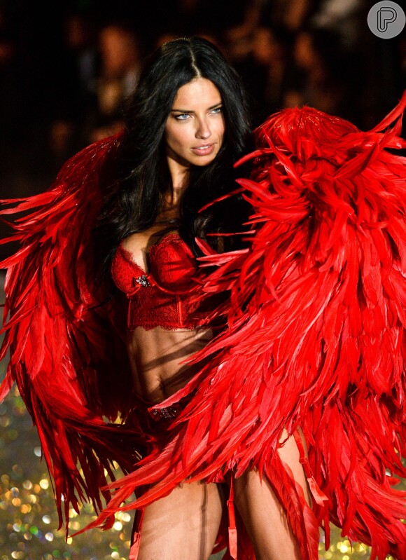 Adriana Lima brilhou recentemente no desfile da grife Victoria's Secret, em Nova York, nos Estados Unidos
