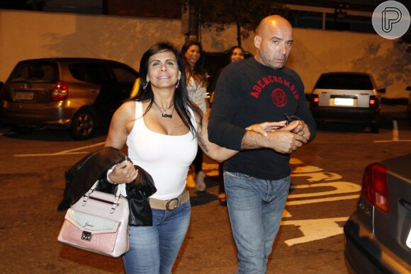 Gretchen chega ao restaurante com o marido, o empresário português Carlos Marques