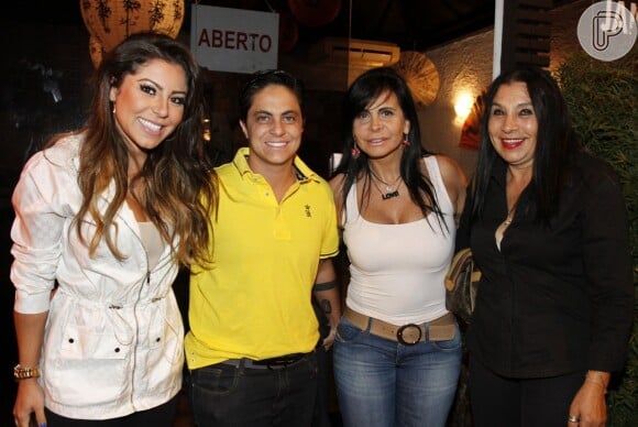 Thammy Mirandaposa ao lado da namorada, Andressa Ferreira, e da mãe, Gretchen