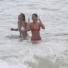 Flávia Alessandra e Fernanda Paes Leme gritam ao entrar na água, provavelmente por causa da água fria
