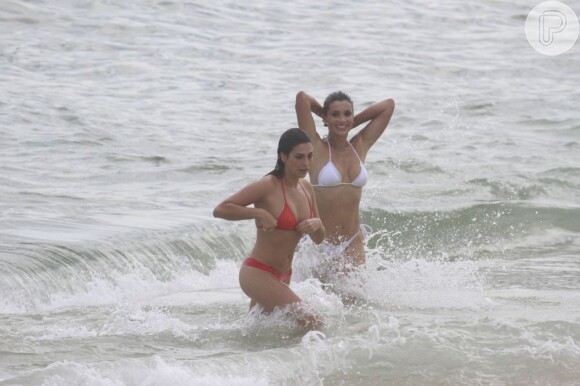 Flávia Alessandra e Fernanda Paes Leme se preparam para sair da água