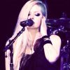 Avril Lavigne publica fotos agradecendo aos fãs brasileiros após ser criticada pela 'Billboard'