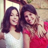 Isis Valverde faz festa com amigas para comemorar retirada de colar cervical