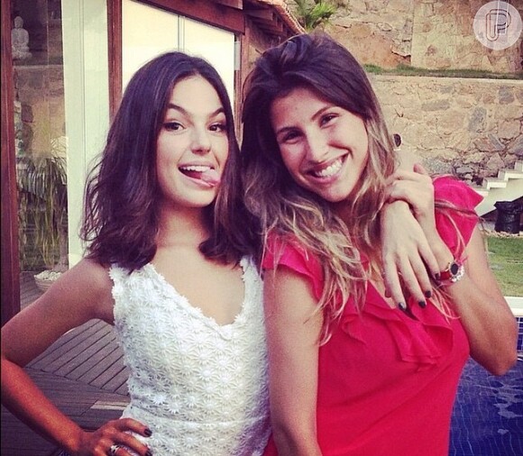Isis Valverde comemorou retirada de colar cervical em festa com amigas no Rio (06 de maio de 2014)