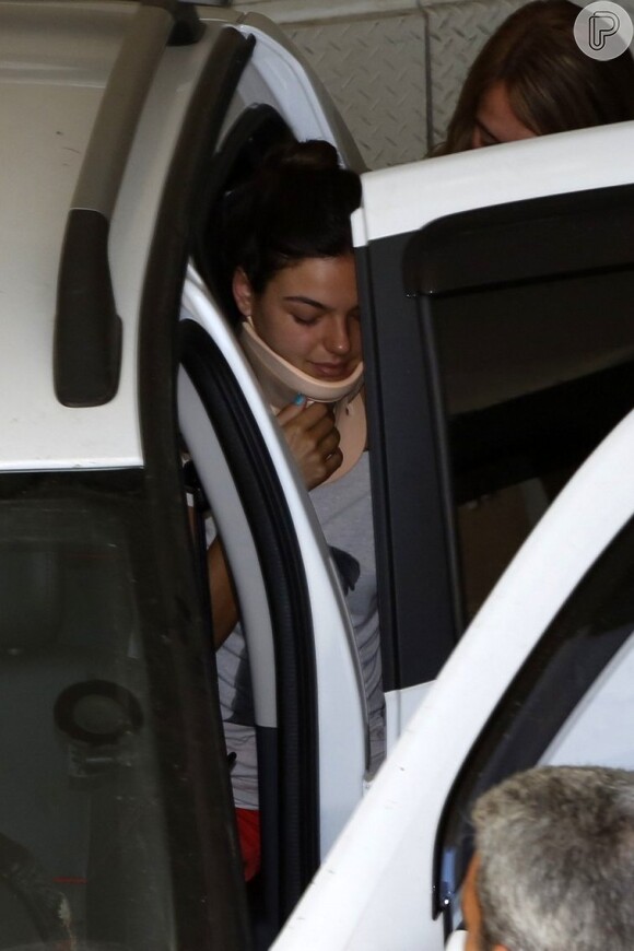 Após o acidente de carro, Isis Valverde deixou o hospital com o colar ortopédico