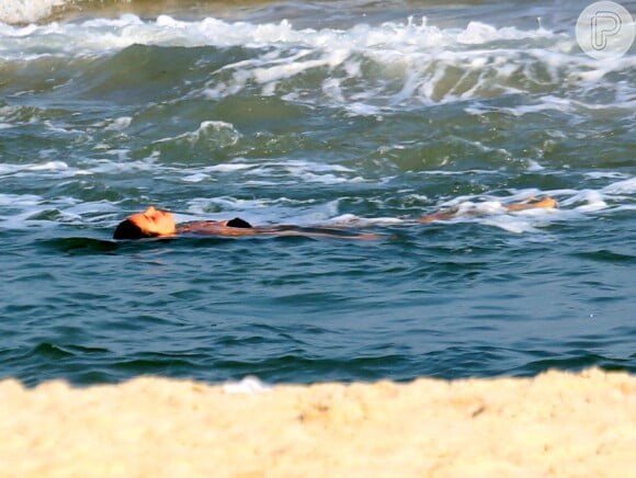 Isis Valverde mergulha no mar de Grumari, no Rio de Janeiro