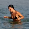 Isis Valverde mergulha no mar de Grumari, no Rio de Janeiro
