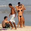 Isis Valverde vai à praia no Rio de Janeiro um dia após receber alta médica (6 de maio de 2014)
