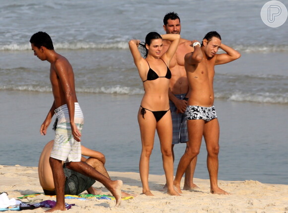 Isis Valverde curte praia no Rio de Janeiro acompanhada de amigos, em 6 de maio de 2014