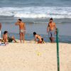 Isis Valverde brinca com a areia na praia de Grumari, no Rio, em maio de 2014