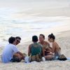 Isis Valverde vai à praia no Rio de Janeiro um dia após receber alta médica